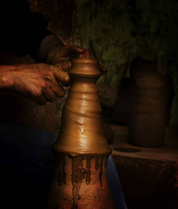 Où trouver des cours de poterie traditionnelle gratuits en Indonésie ?