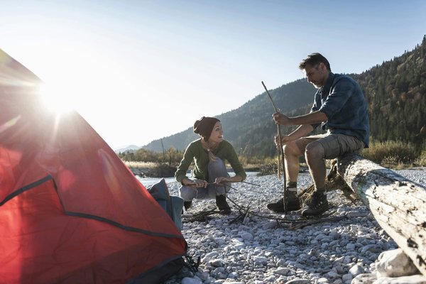 Quelles sont les meilleures techniques pour faire du camping sur une plage de sable fin?