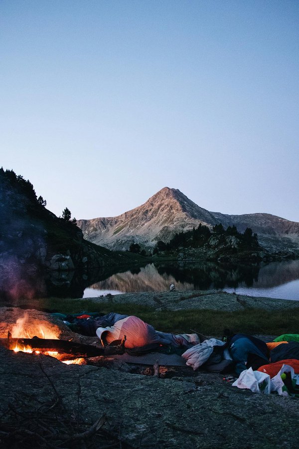 Quels sont les équipements essentiels pour un camping en pleine montagne?